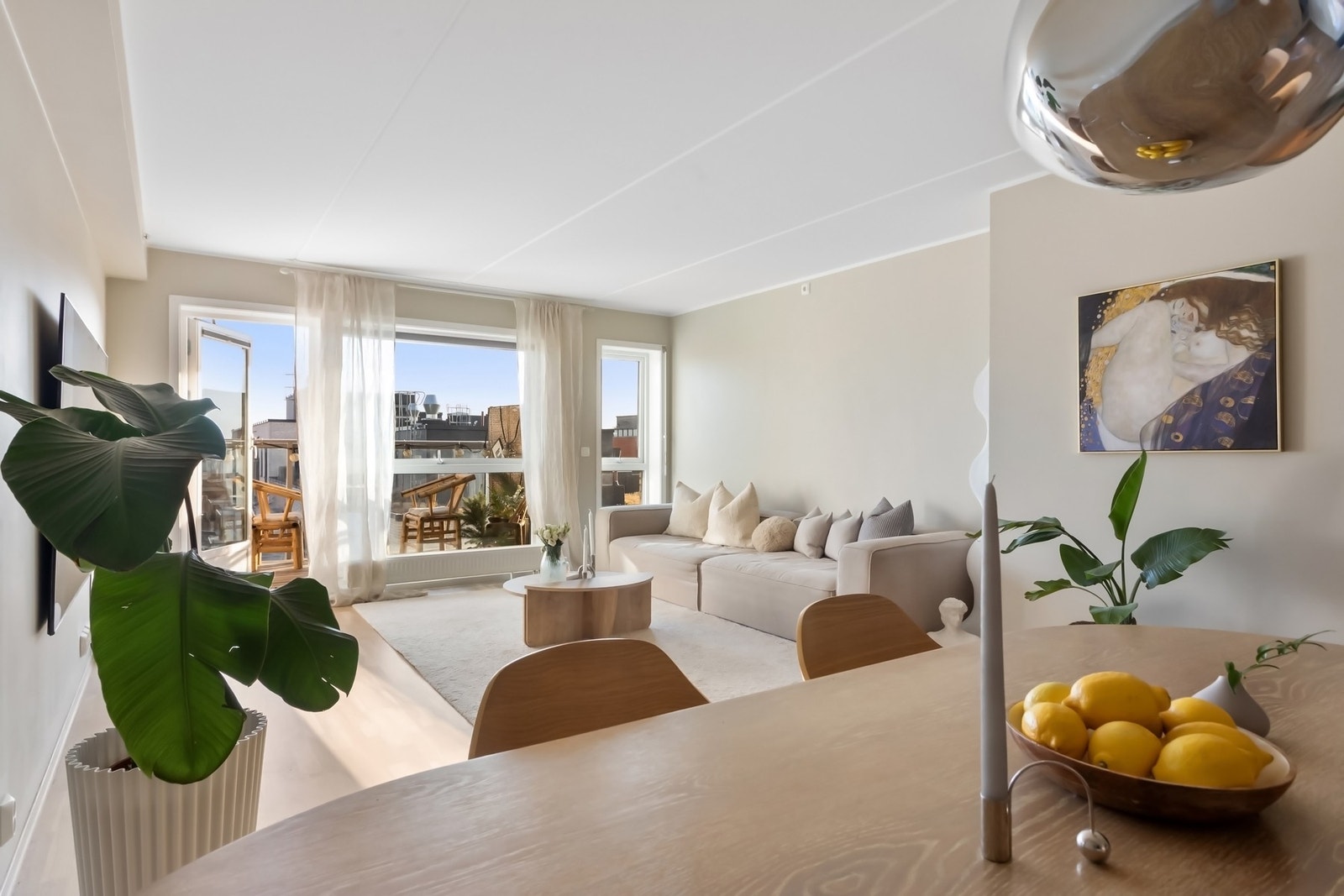 På varme sommerdager blir balkongen en forlengelse av oppholdsrommet. Galleribilde