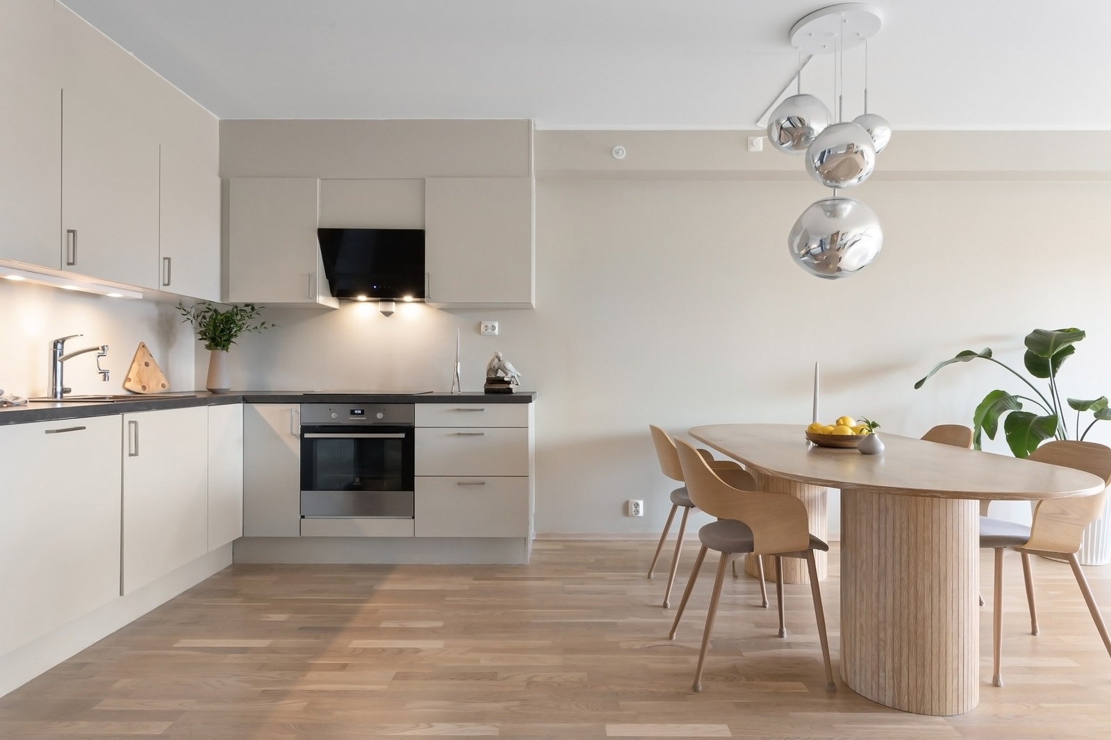 Velegnet plass til stort spisebord mellom stue- og kjøkken. Galleribilde