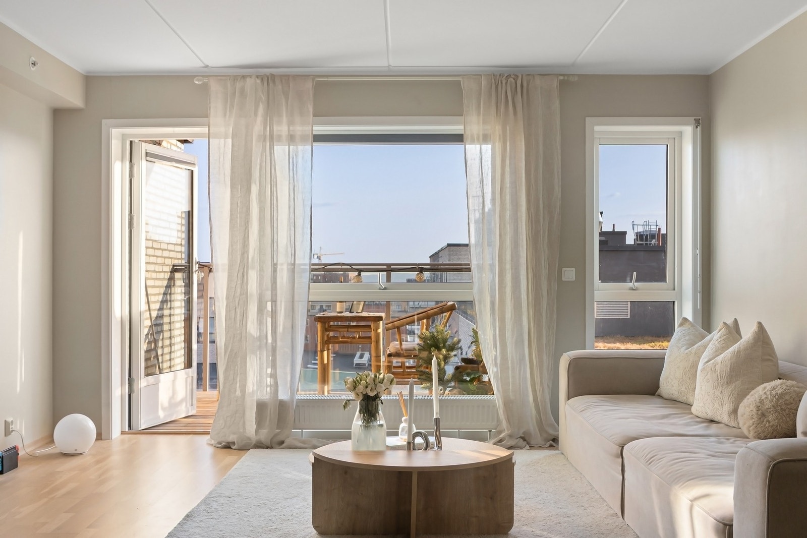 Veggen er dekket av store vindusflater som gir maksimalt med lysinnslipp. Galleribilde