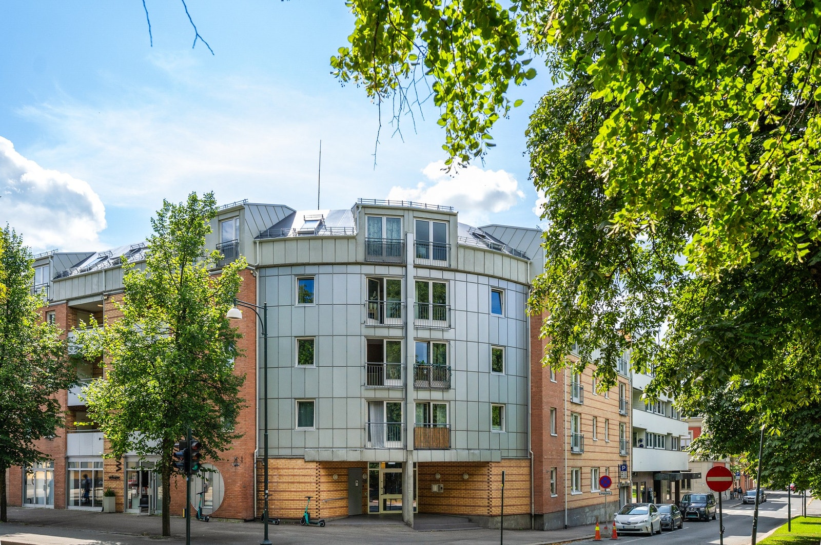 Inngang til leiligheten. Herfra er det kort gange til "alt" du behøver i hverdagen. Galleribilde