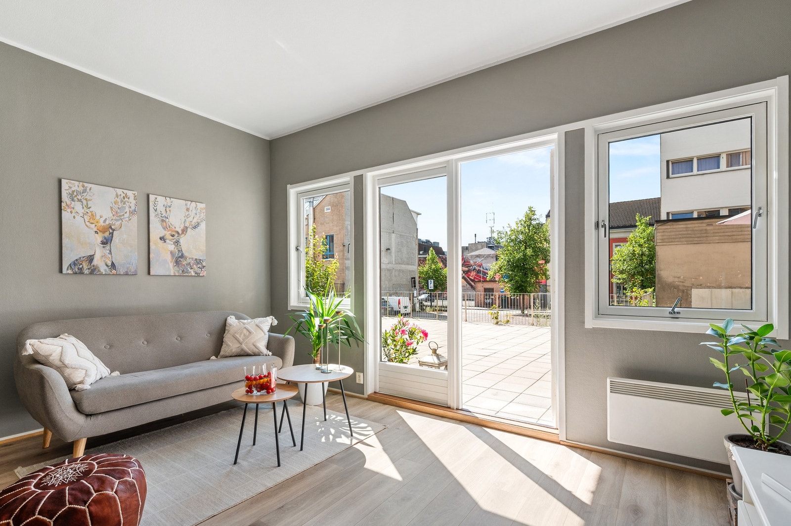 Det er fin plass til både sofa, tv-møblement og spisebord Galleribilde