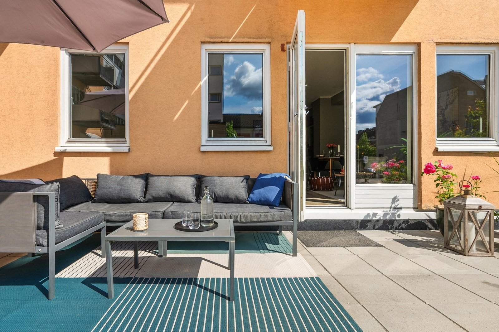 Leiligheten har rett til eksklusiv bruksrett til en hyggelig uteplass med utgang fra stua på sameiets fellesområde. Uteplassen er sydvendt med fine solforhold. Galleribilde