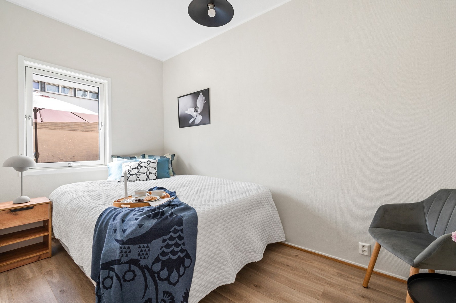 Pent soverom med slette vegger og himling med god plass til klesoppbevaring Galleribilde