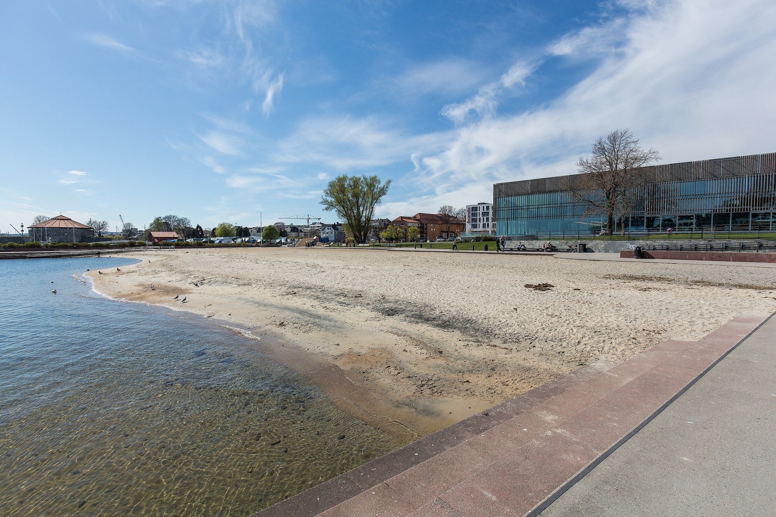 Bystranda og Aquarama like ved Galleribilde