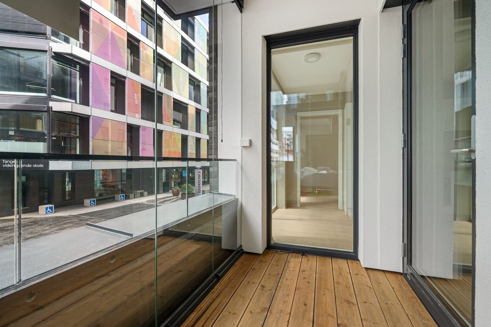 Innglasset balkong med adkomst fra stue. Galleribilde