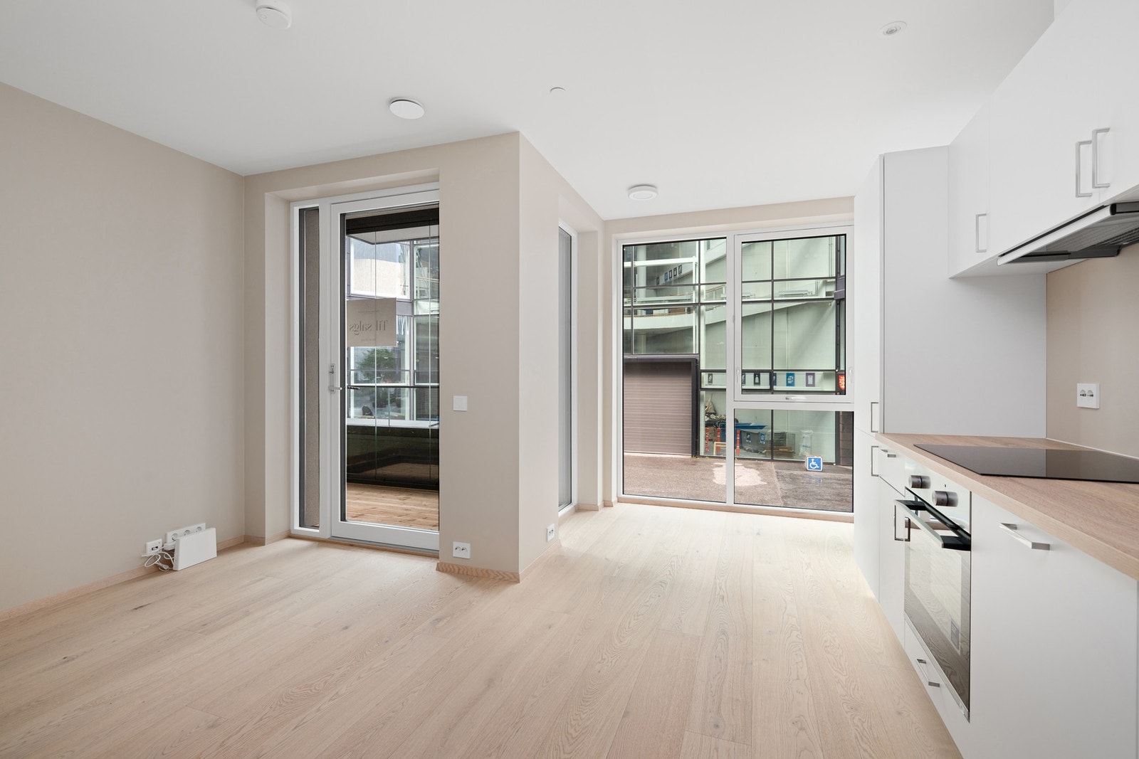 Store vindusflater som slipper inn rikelig med naturlig lys og gjør leiligheten lys og innbydende Galleribilde