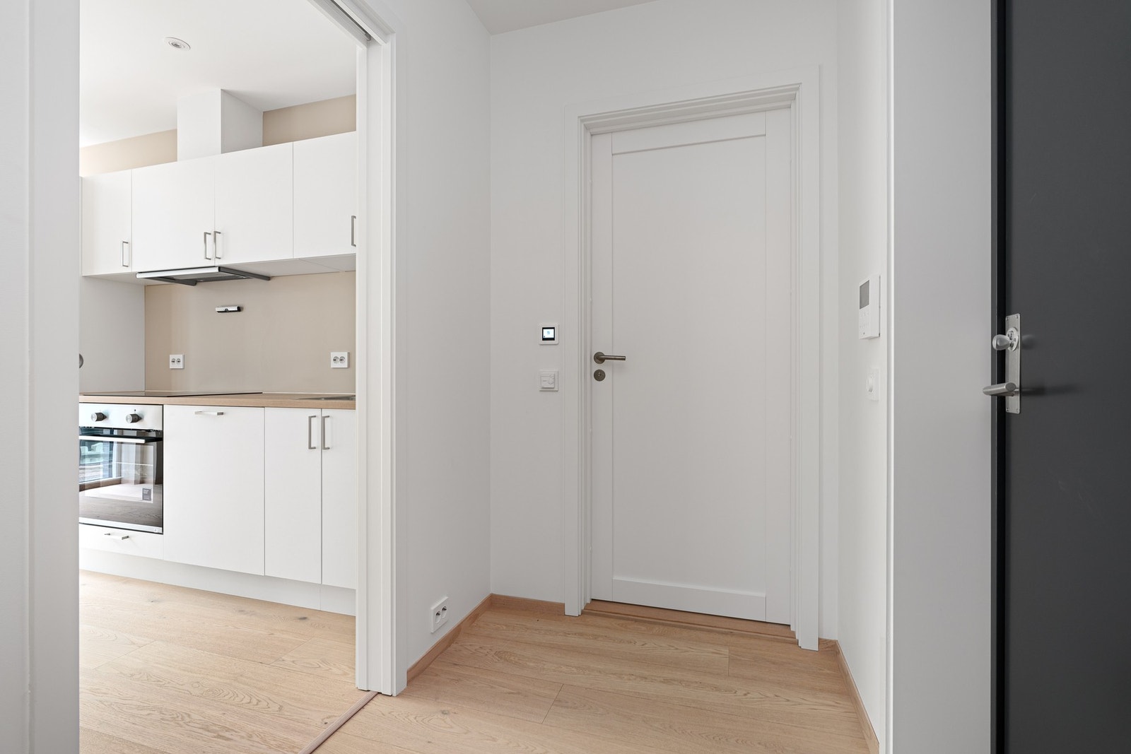 Entré med tilgang til bod og bad, som leder videre inn mot stue og kjøkken Galleribilde