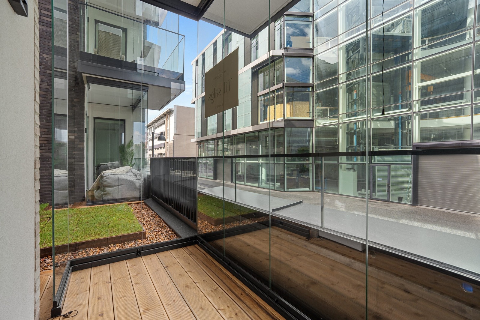 Innglasset balkong med adkomst fra stue. Galleribilde