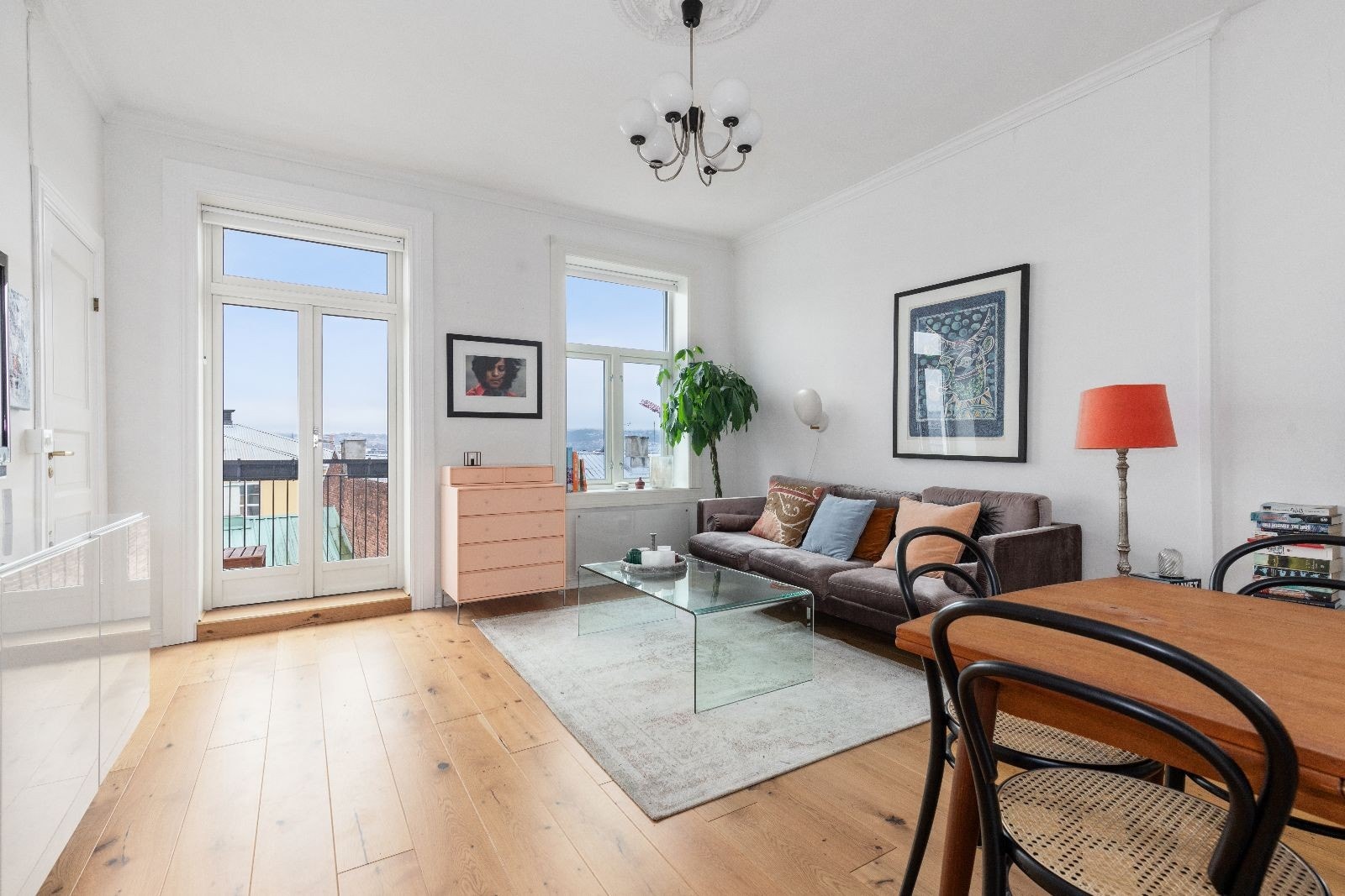 Romslig stue med tofløyet glassdør og utgamg solrik balkong Galleribilde