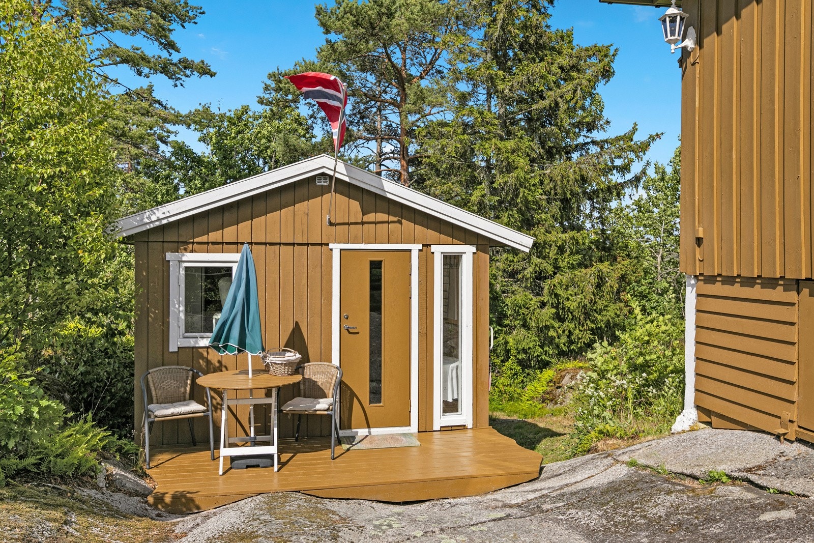 Annekset ligger ved siden av hytta Galleribilde