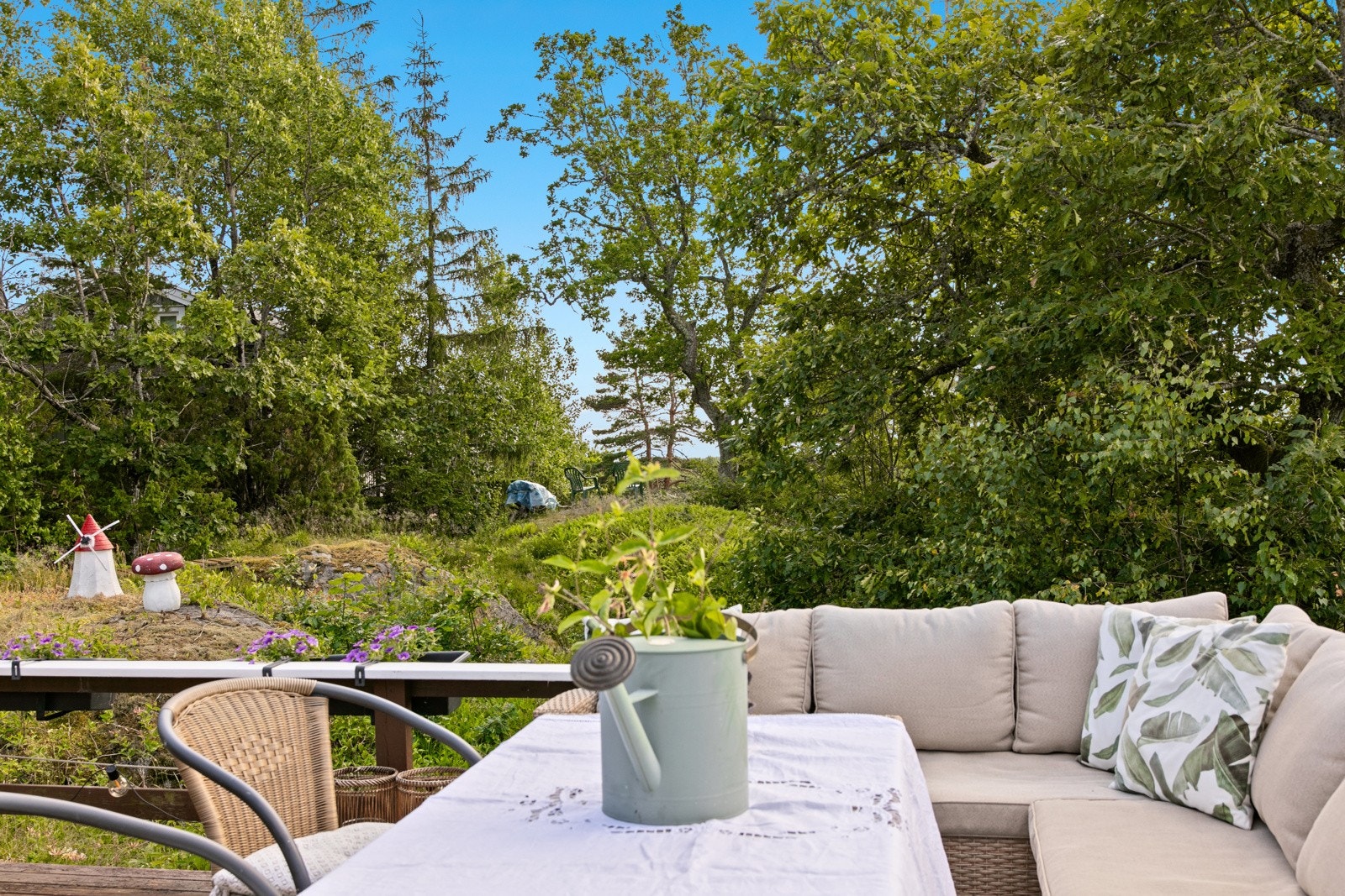 Denne trivelige sitteplassen er ideell for frokost med morgensolen eller sosiale sammenkomster på kveldstid Galleribilde