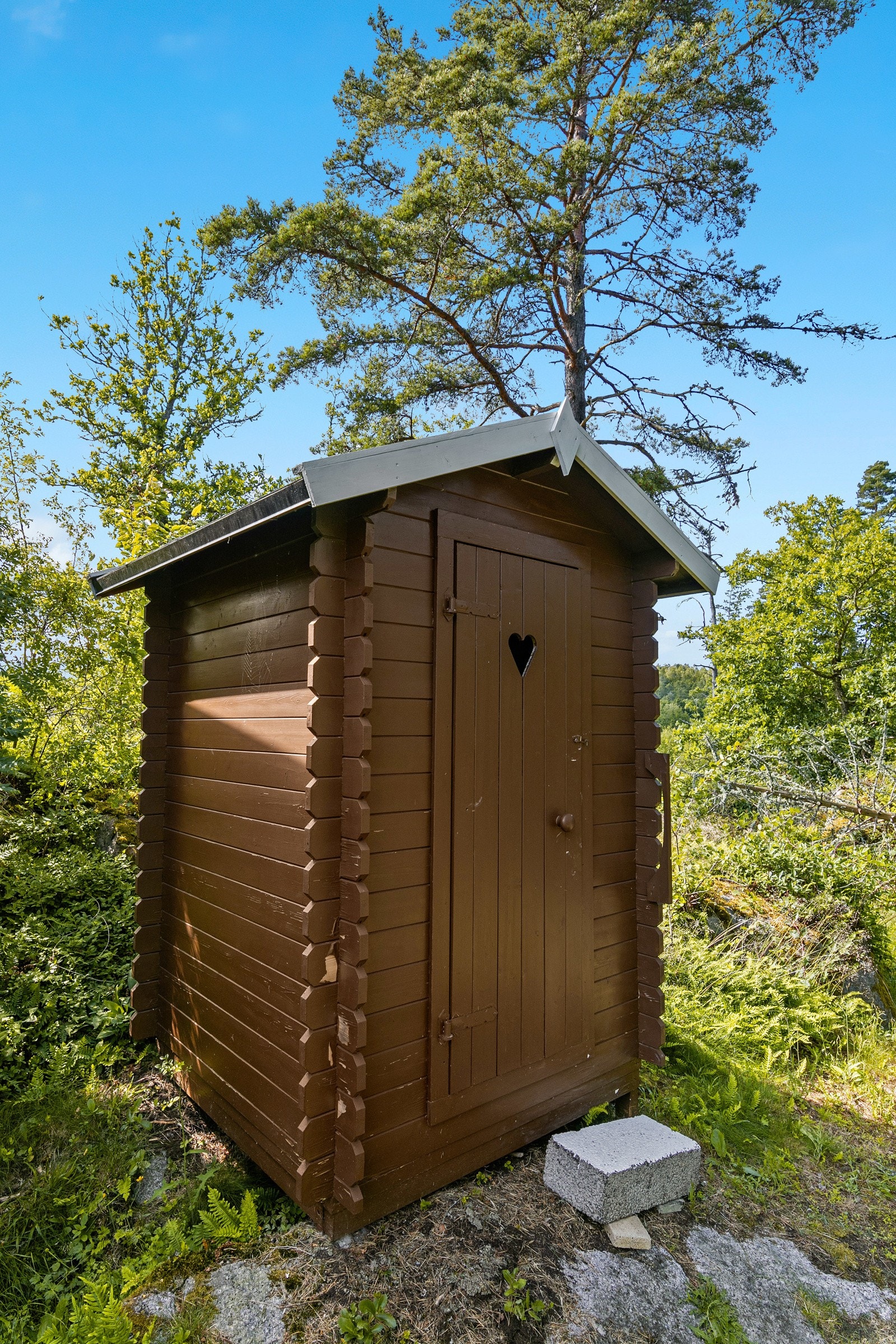 Eldre utedo, nå brukt som bod Galleribilde