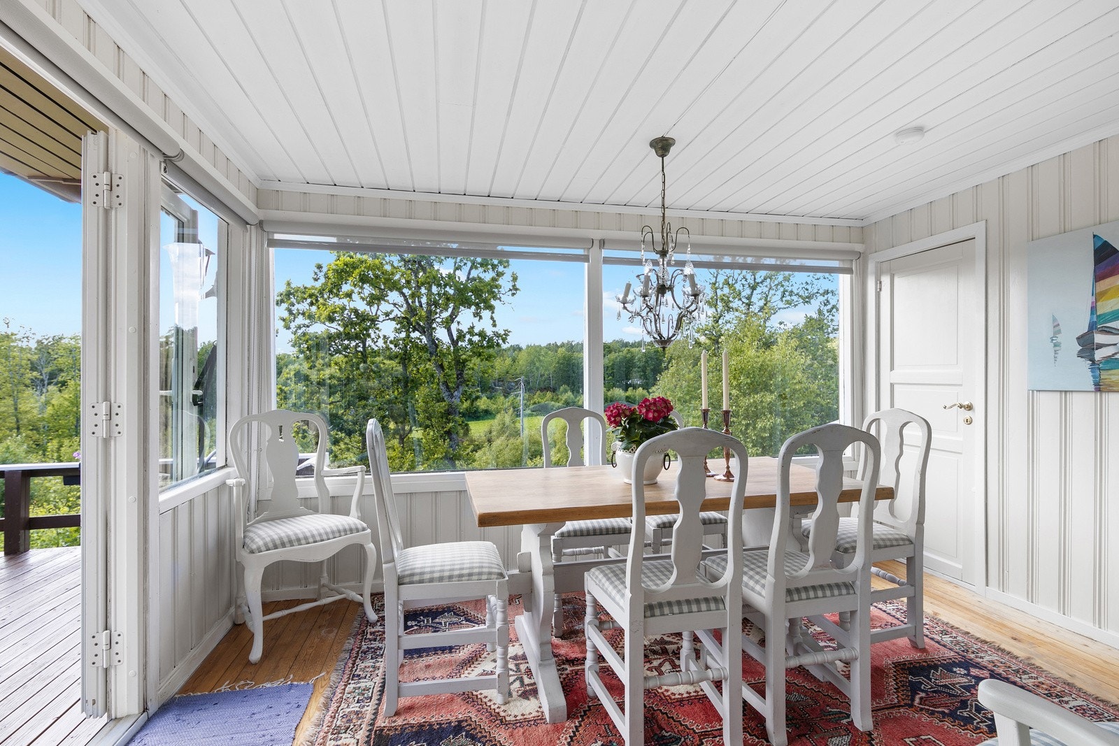 Spisestuen er luftig og lys med store vindusflater i flere retninger - her får du naturen rett inn i hytta Galleribilde