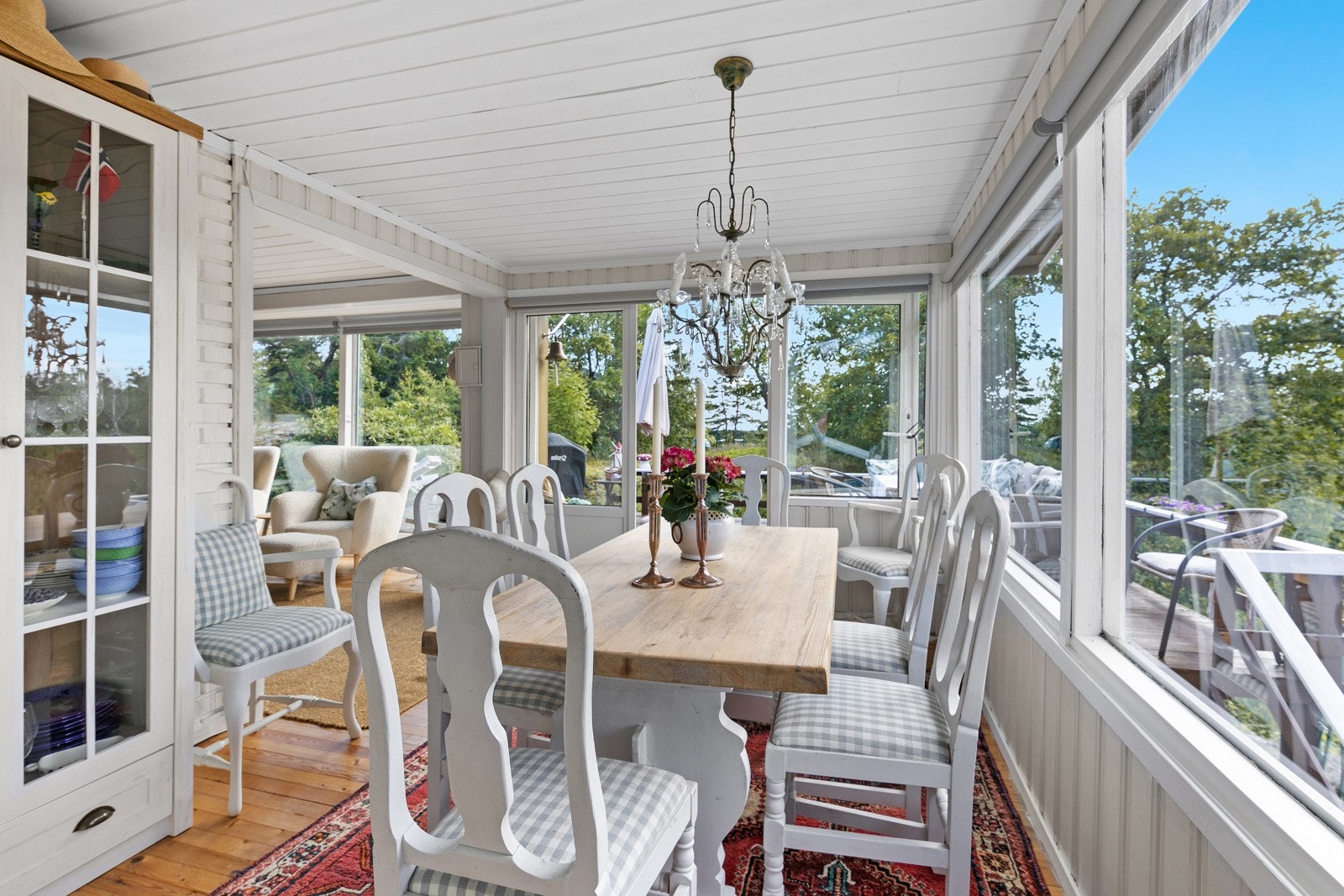 Den åpne romløsningen gir en luftig følelse samtidig som møbleringen skaper et naturlig skille mellom bruksområdene Galleribilde