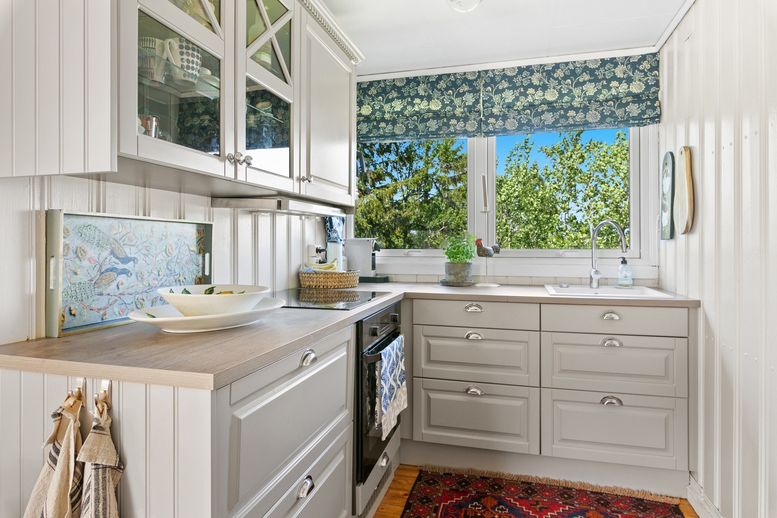 Kjøkkenet er praktisk og bærer videre på de lyse og varme fargetonene som gjenspeiles i resten av hytta Galleribilde