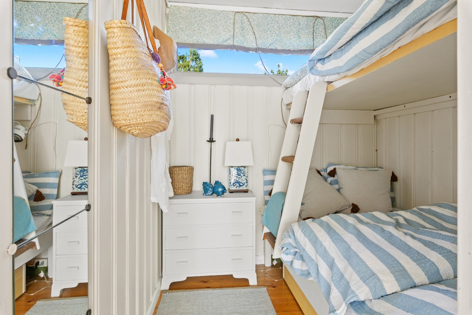 Soverommet er lyst og koselig med klassiske hyttepreg Galleribilde