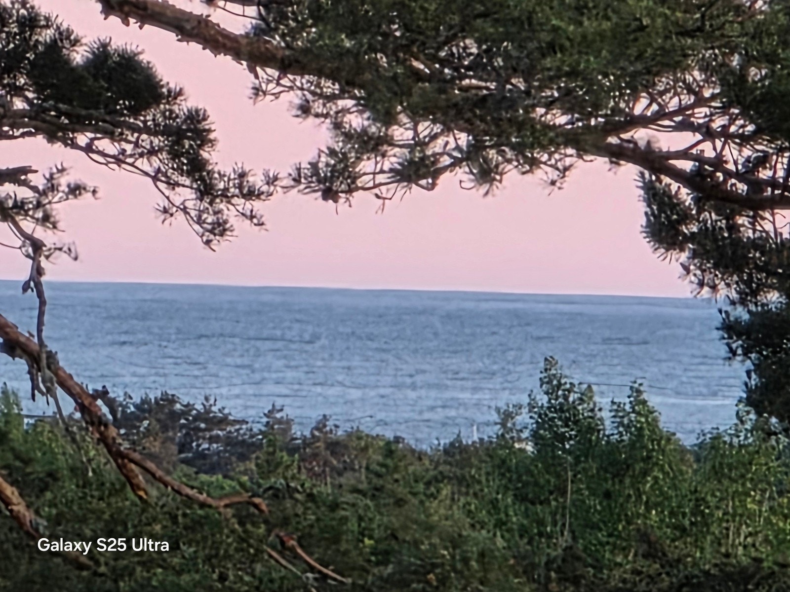 Fra hytta kan du rusle eller sykle ned til sjøen og finne flere innbydende sandstrender - Lydhusstranda, Andvikstranda og Streterestranda er bare noen av de flotte strendene i nærområde Galleribilde