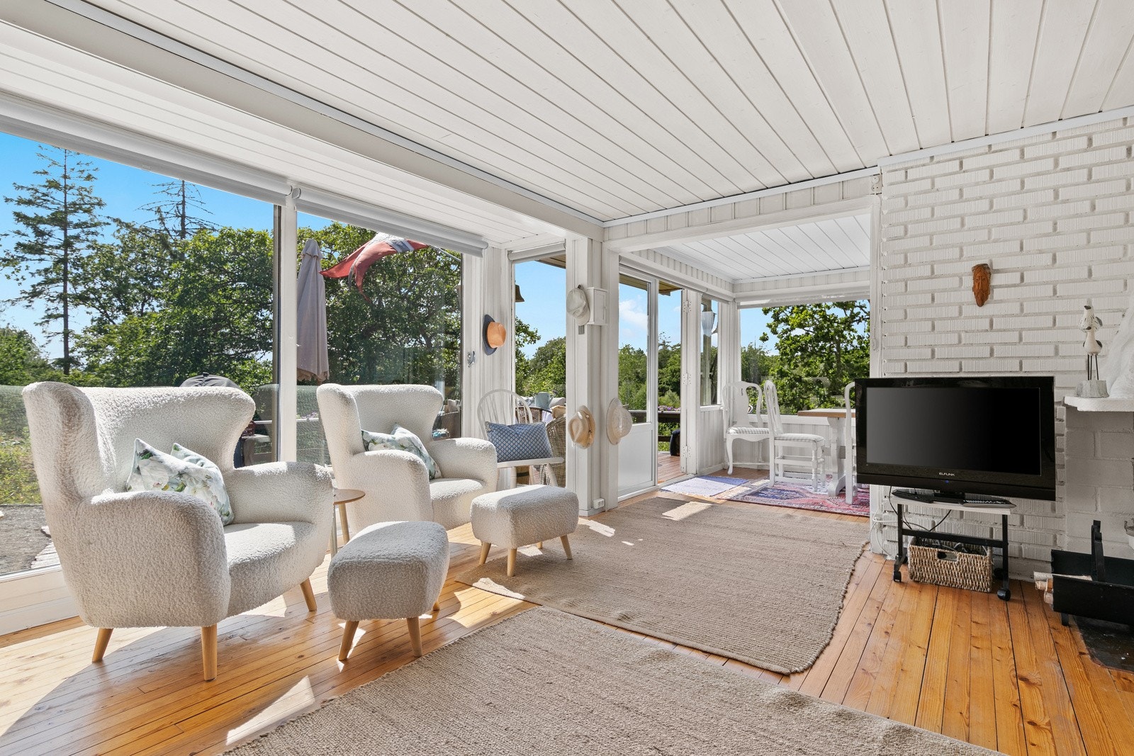 Hytta kombinerer funksjonalitet og estetikk med praktiske løsninger, pene detaljer og store vindusflater ut mot den vakre naturen Galleribilde