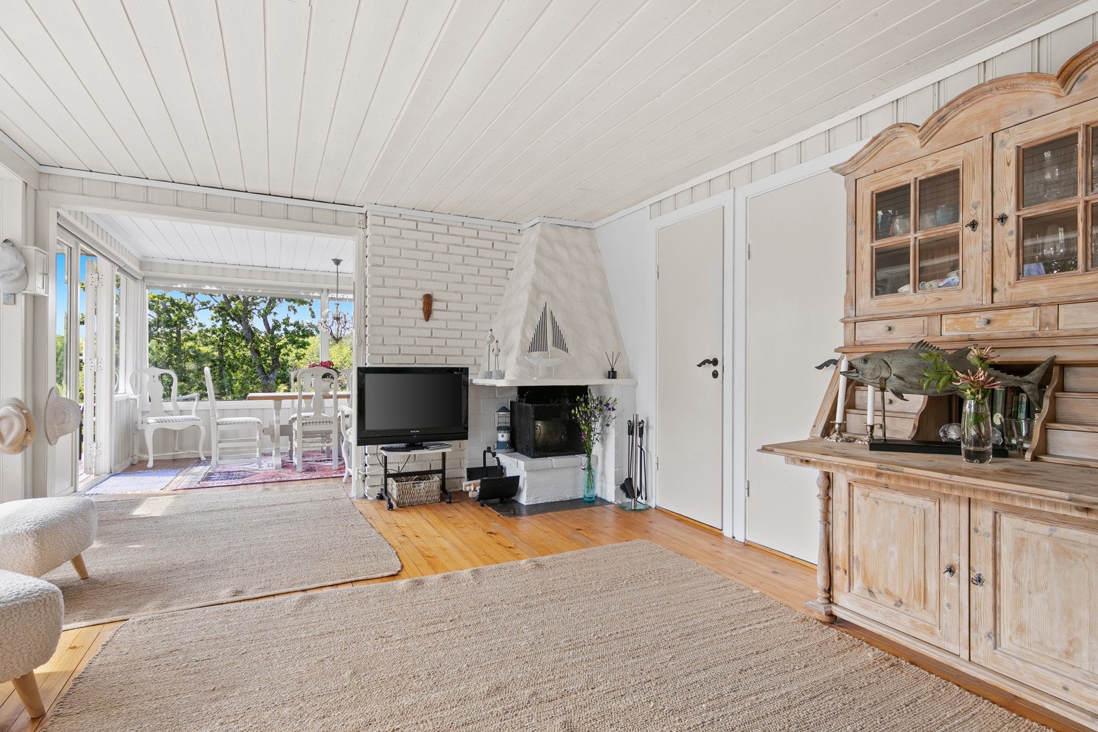 Her får du en peisovn som ikke bare varmer godt, men også gir deg den gode hyttefølelsen Galleribilde