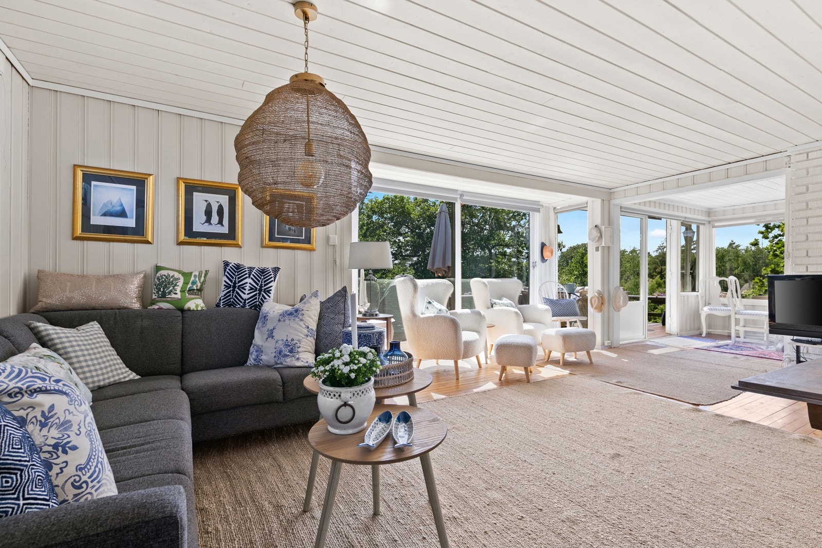 Hytta har en gjennomført og pen stil med preg av lyse og romslige løsninger Galleribilde