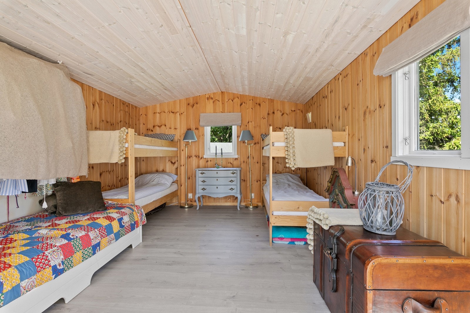 Hyttas anneks er romslig og kan brukes som gjesterom eller oppholdsrom Galleribilde