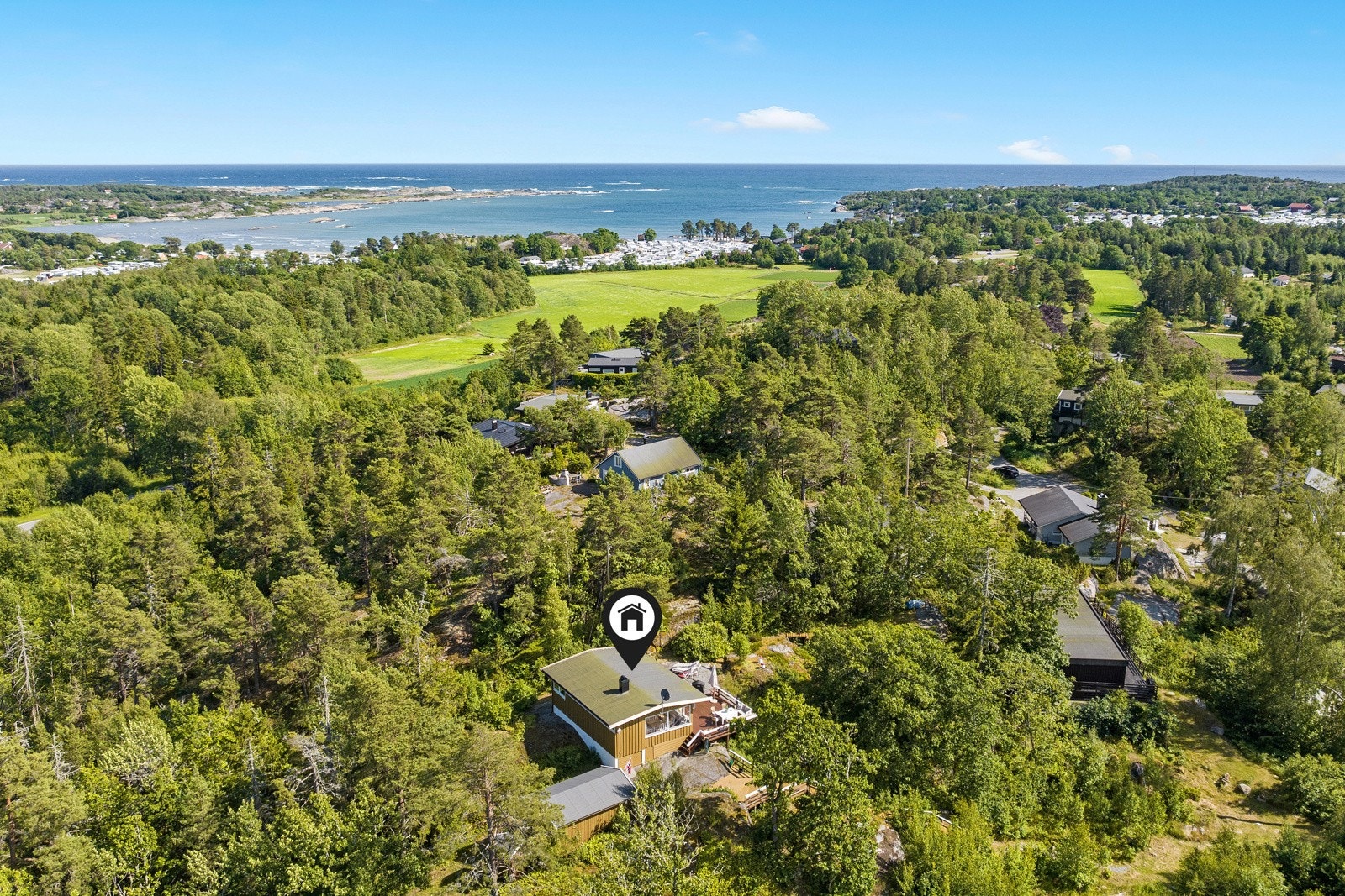 Hytta ligger landlig til i et attraktivt hytteområde ved Lydhus med nærhet til sjø og strand Galleribilde