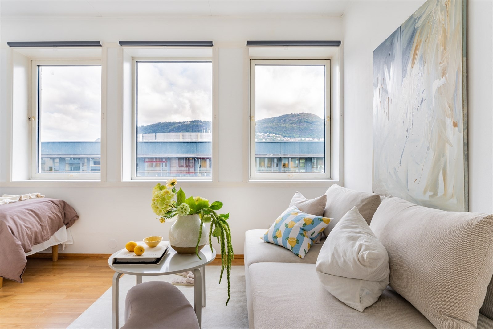 Videre inn i leiligheten møter vi en åpen stue og kjøkkenløsning på 15,4 m². Galleribilde