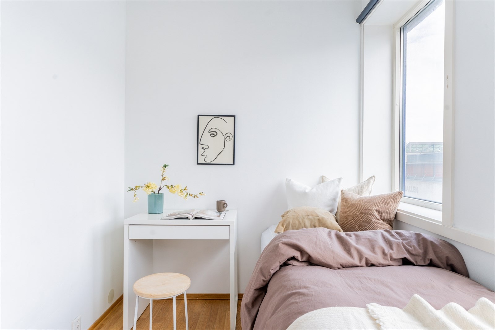 Her er det plass til en dobbeltseng, eller en mindre seng kombinert med pult for deg som ønsker en egen arbeidsplass. Galleribilde