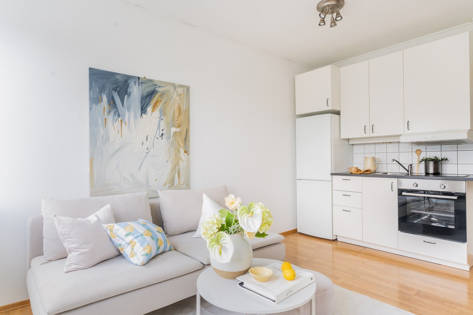 Kjøkkenet har slette fronter og laminert benkeplate, med fliser over benken. Galleribilde