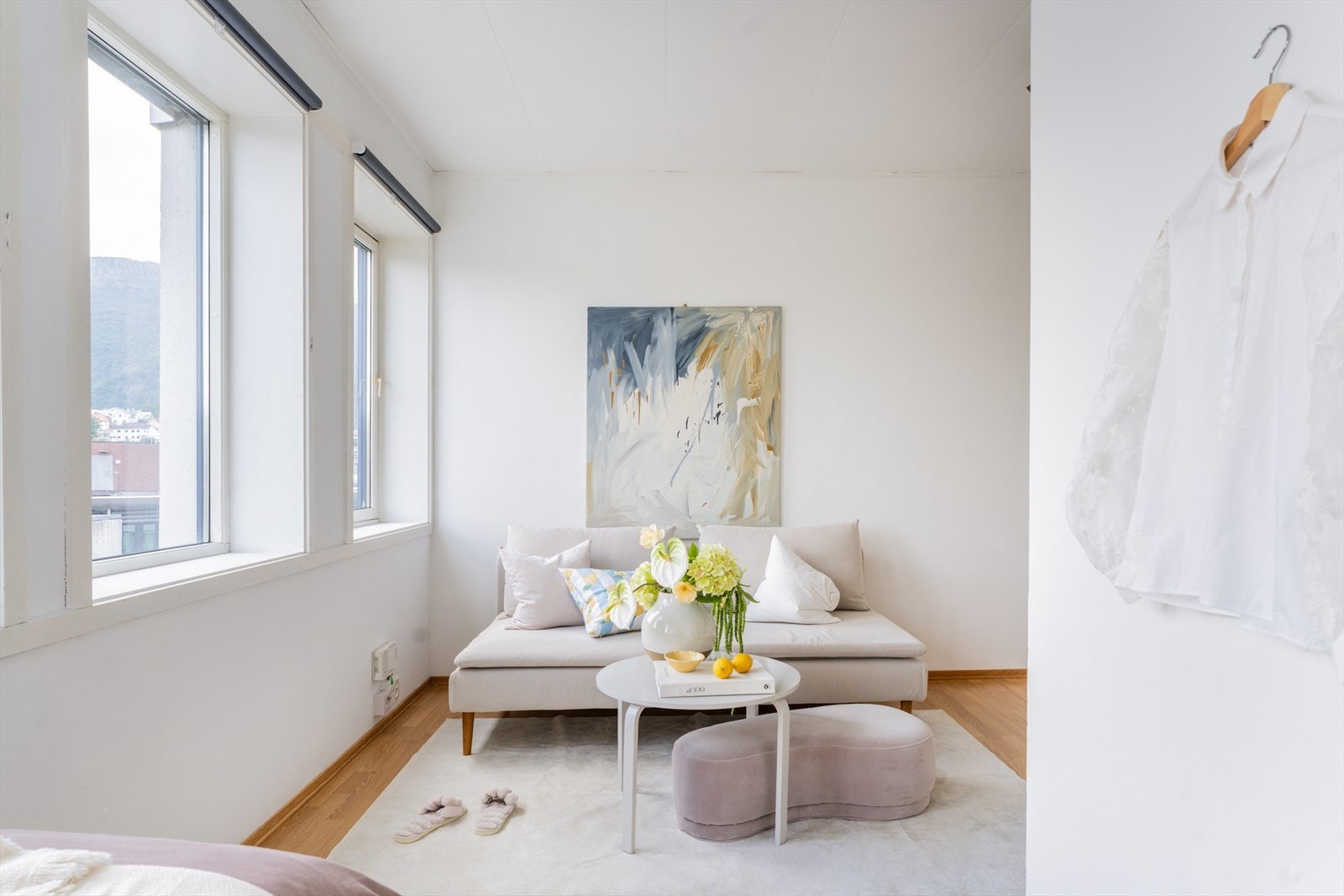 Det er plass til en liten sofakrok og spisebord, og i tilknytning til stuen ligger en praktisk sovealkove. Galleribilde