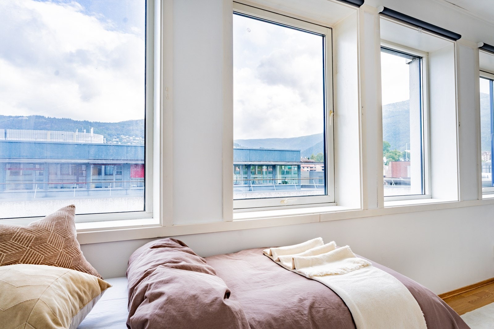 Utsikt mot både Fløyen og Ulriken. Galleribilde