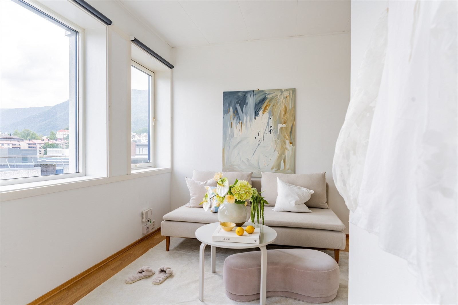 Store vindusflater slipper inn mye naturlig lys, og sammen med den gode takhøyden gir det en luftig romfølelse. Galleribilde