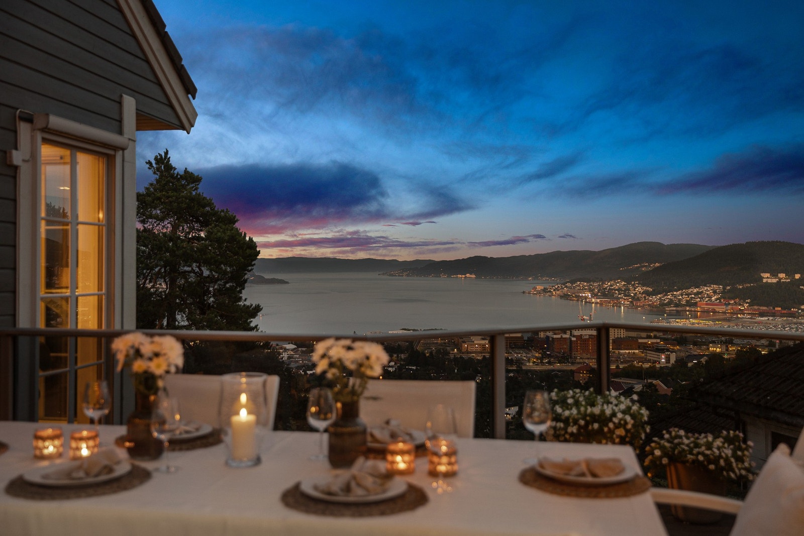 Fra stuen er det utgang til en stor terrasse fra 2015, på ca. 63 kvm, som blant annet overbygger dobbelgarasjen og inngangspartiet i første etasje. Galleribilde