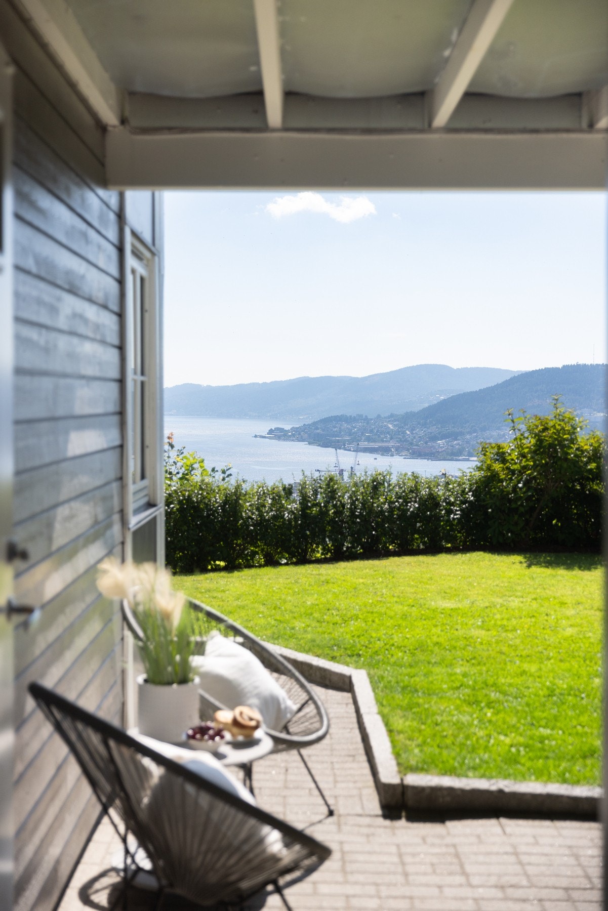 Eneboligen fra 1988 ligger høyt og luftig plassert, kun få meter fra marka i nordøst og med fantastisk utsikt i sydlig retning. Galleribilde