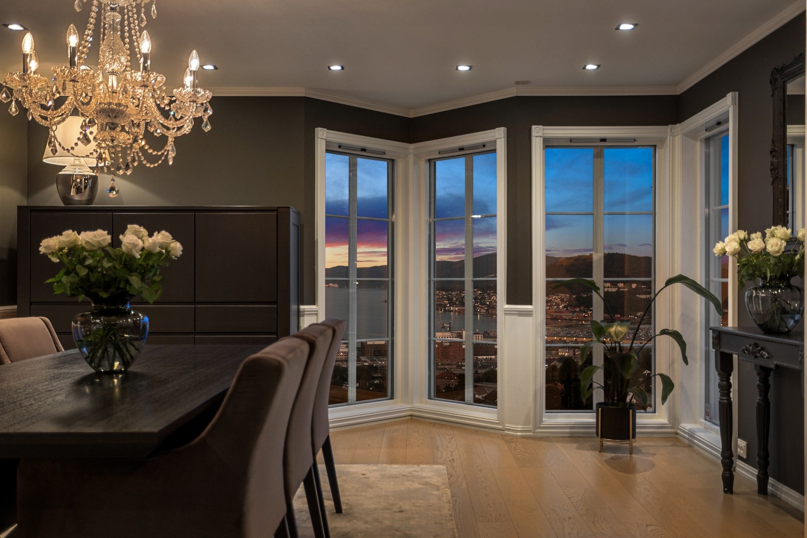 Det er også vindu mot nord og fra kjøkkensonen fører store skyvedører ut til en solfylt utsiktsterrasse på ca. 63 kvm, en flott forlengelse i sommerhalvåret. Galleribilde