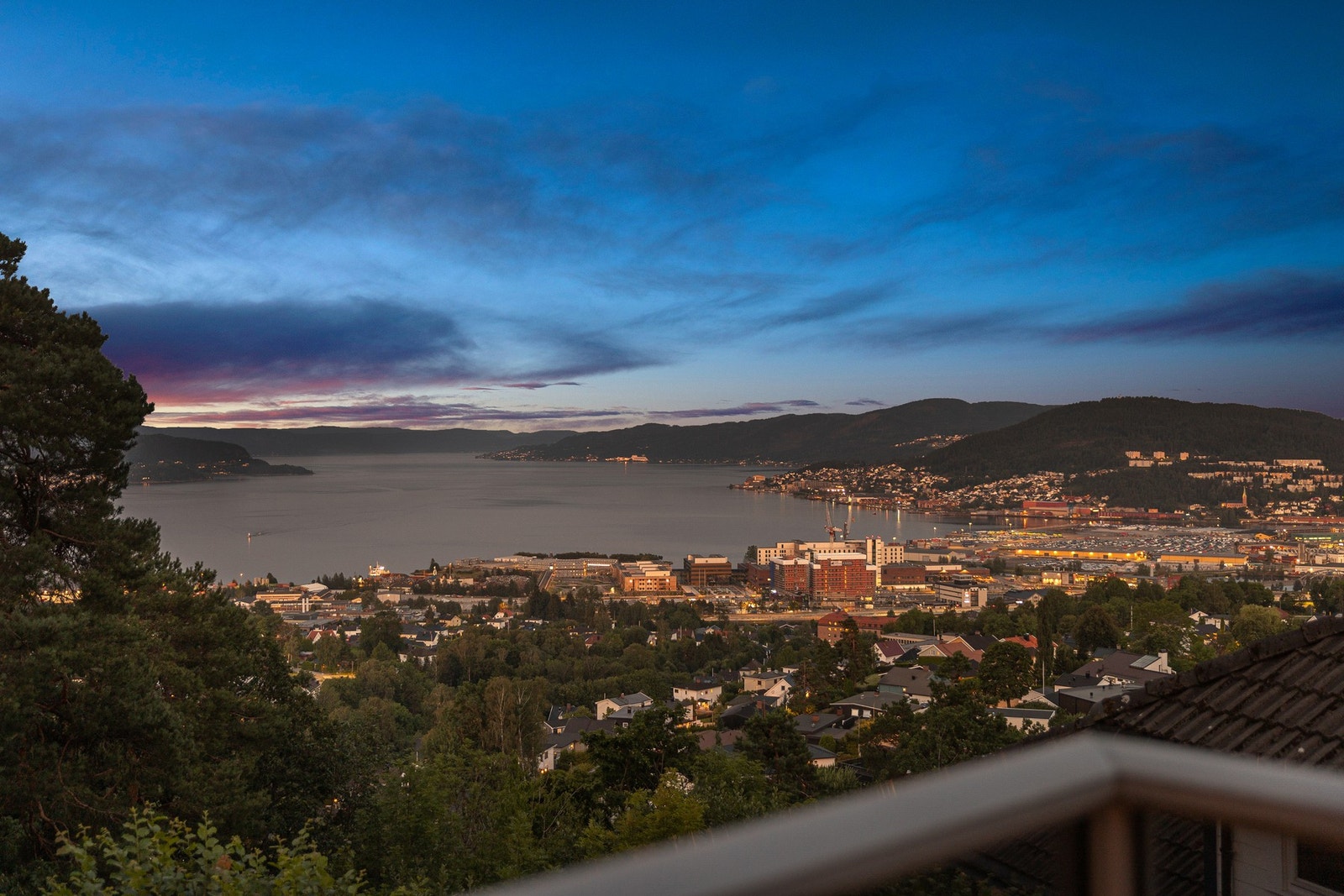 Vidstrakt panorama utsikt over Drammen og fjorden. Galleribilde