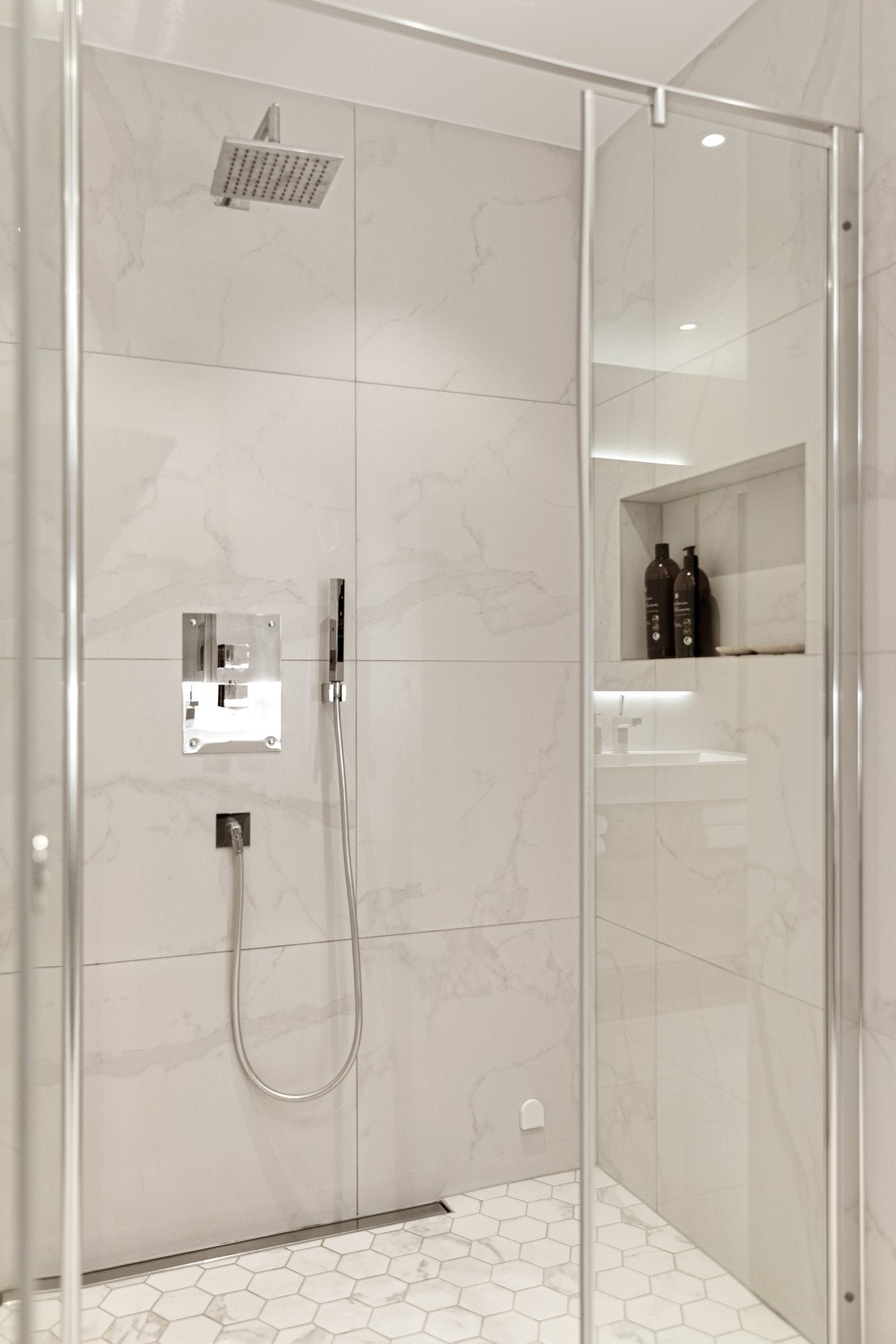 I dusjen er det en nisje som passer perfekt til å samle shampo og balsam. Galleribilde