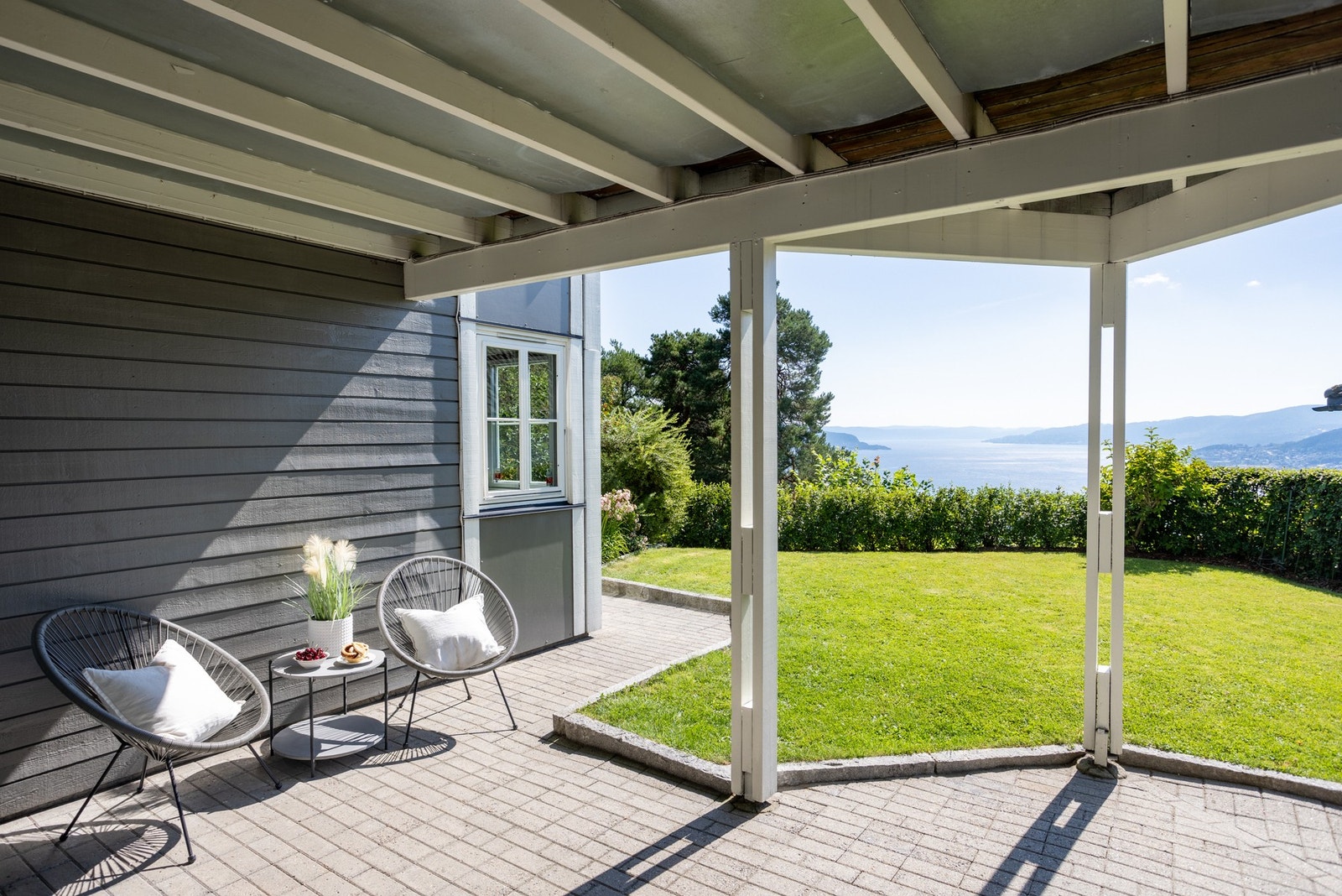 Fra stuen er det utgang til en stor terrasse fra 2015, på ca. 63 kvm, som blant annet overbygger dobbelgarasjen og inngangspartiet i første etasje. Galleribilde