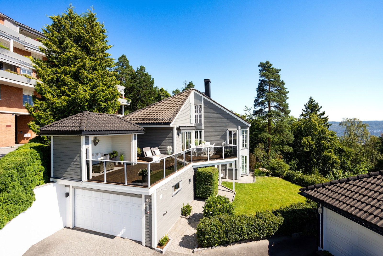 På deler av terrassen er det laget et overbygg med vegger på tre sider og varmelampe i taket, noe som gir et ekstra lunt krypinn på sene sommerkvelder. Galleribilde