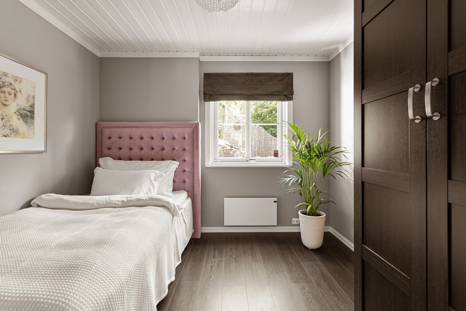 Soverom 2 i første etasje med tilhørende garderobeskap. Galleribilde