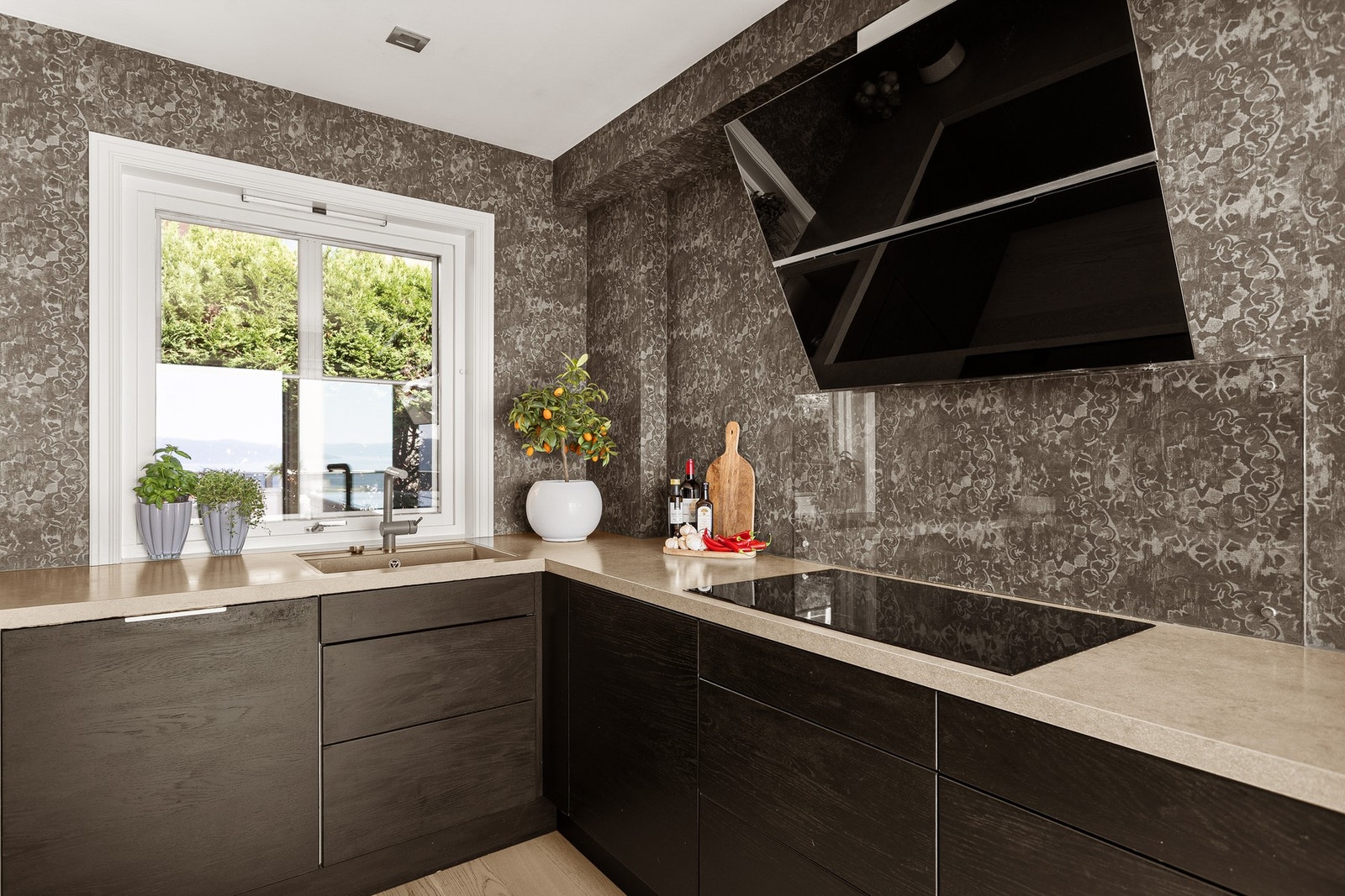 Kjøkkenet er svært velutstyrt med alt av integrerte hvitevarer. Galleribilde