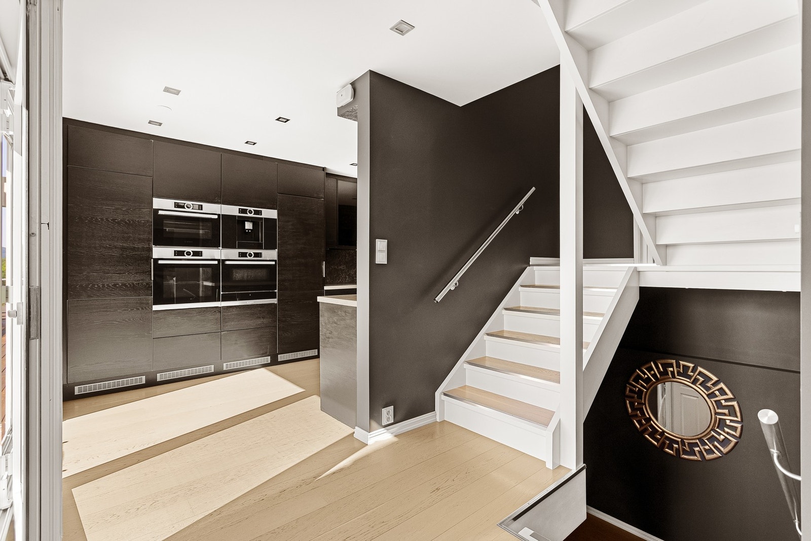 Det er god plass til spisebord i stuen og sommerstid kan måltidene gjerne nytes utendørs, akkompagnert av byens flotteste utsikt. Galleribilde