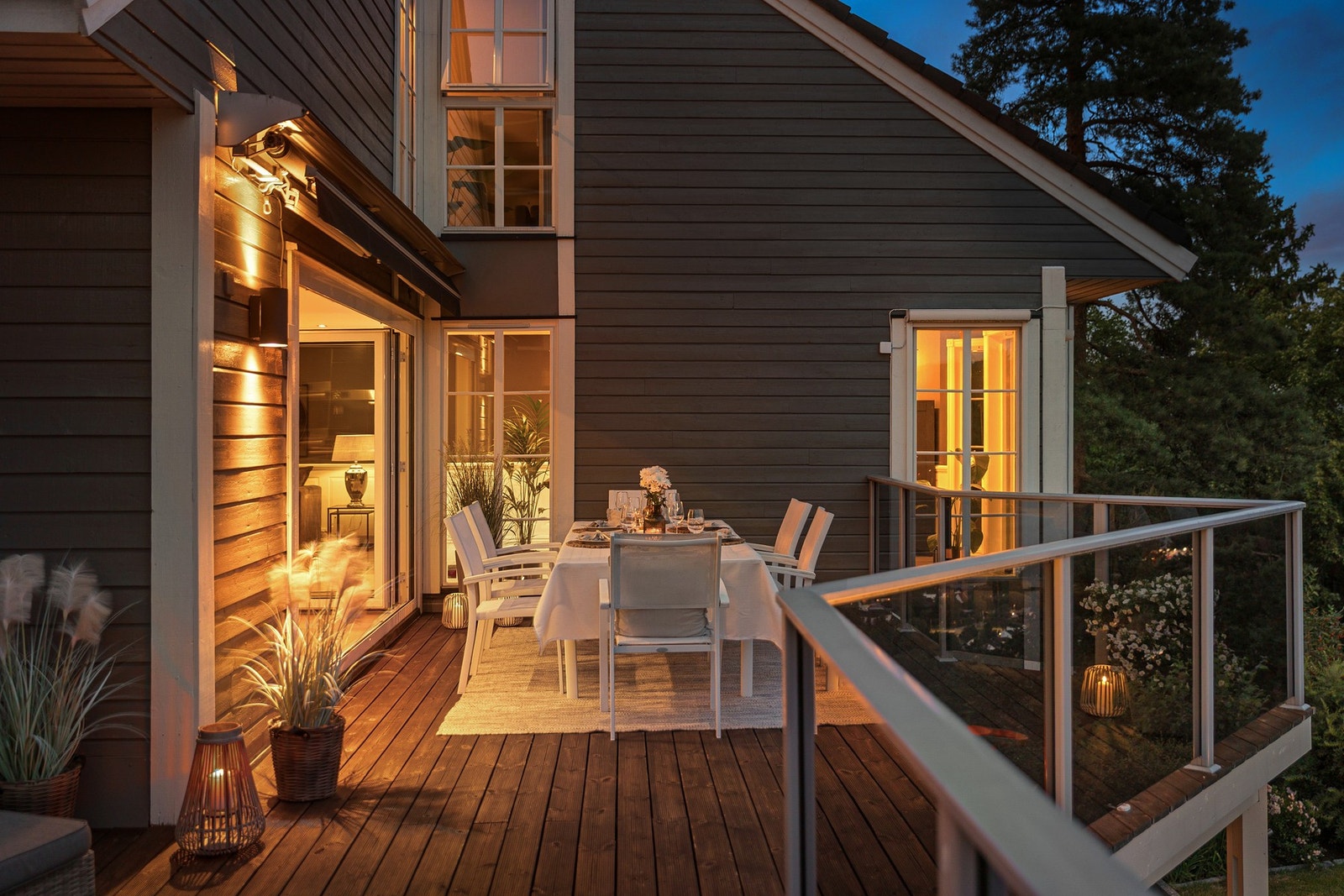 En elektrisk markise fikk ny duk i 2017 og det ble samtidig montert elektriske screens på fire vinduer. Galleribilde