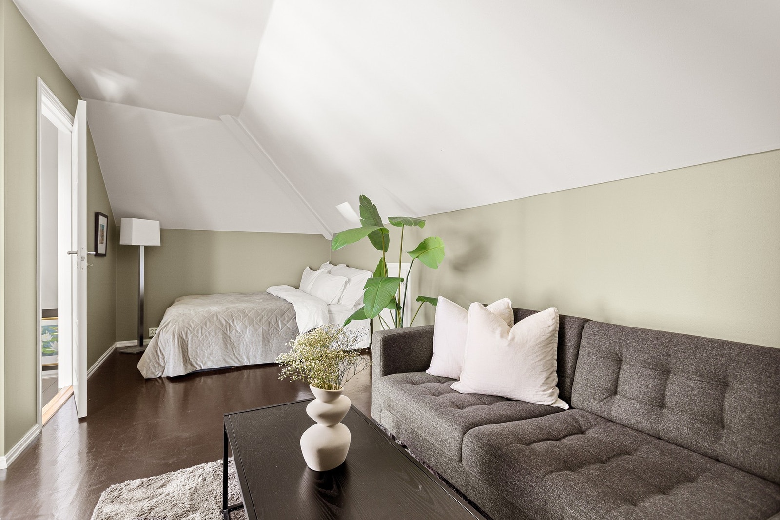 Her er det god plass til både seng og sofa. Galleribilde