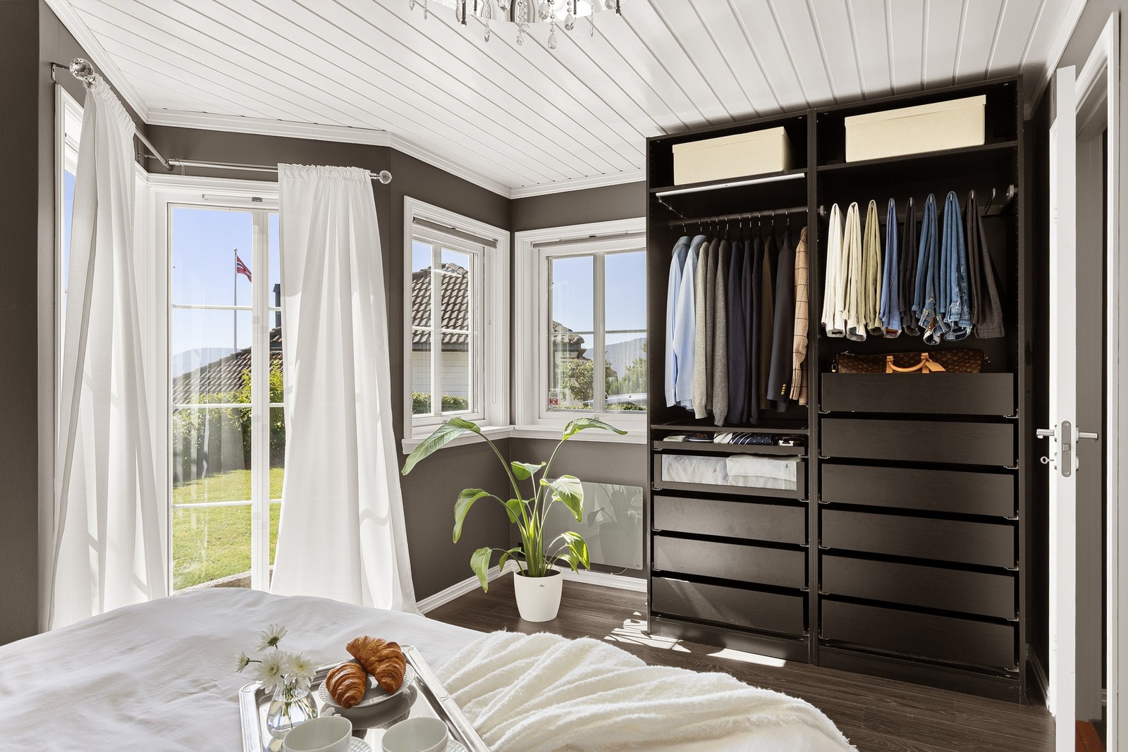 Hovedsoverommet har et spisst utbygg med ekstra store vinduer mot utsikten. Galleribilde