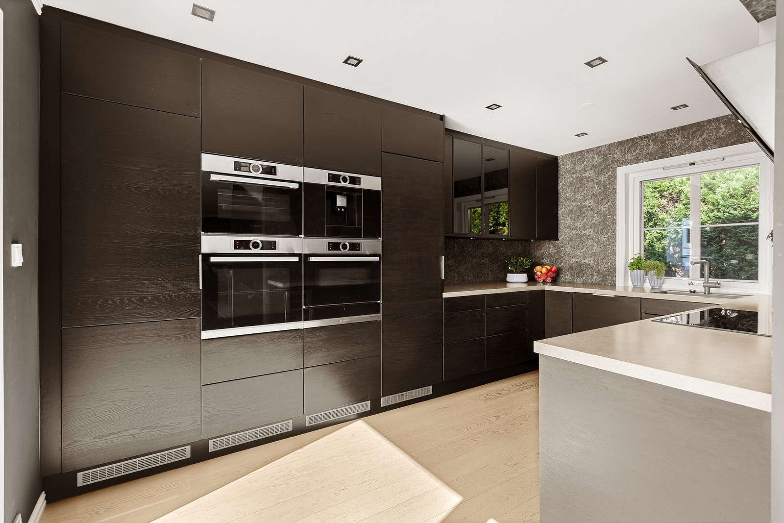 Innredningen er plassert i en hendig U-form, som gir god arbeidsflyt og rikelig med oppbevaringsplass i skap og dype kolonialskuffer. Galleribilde