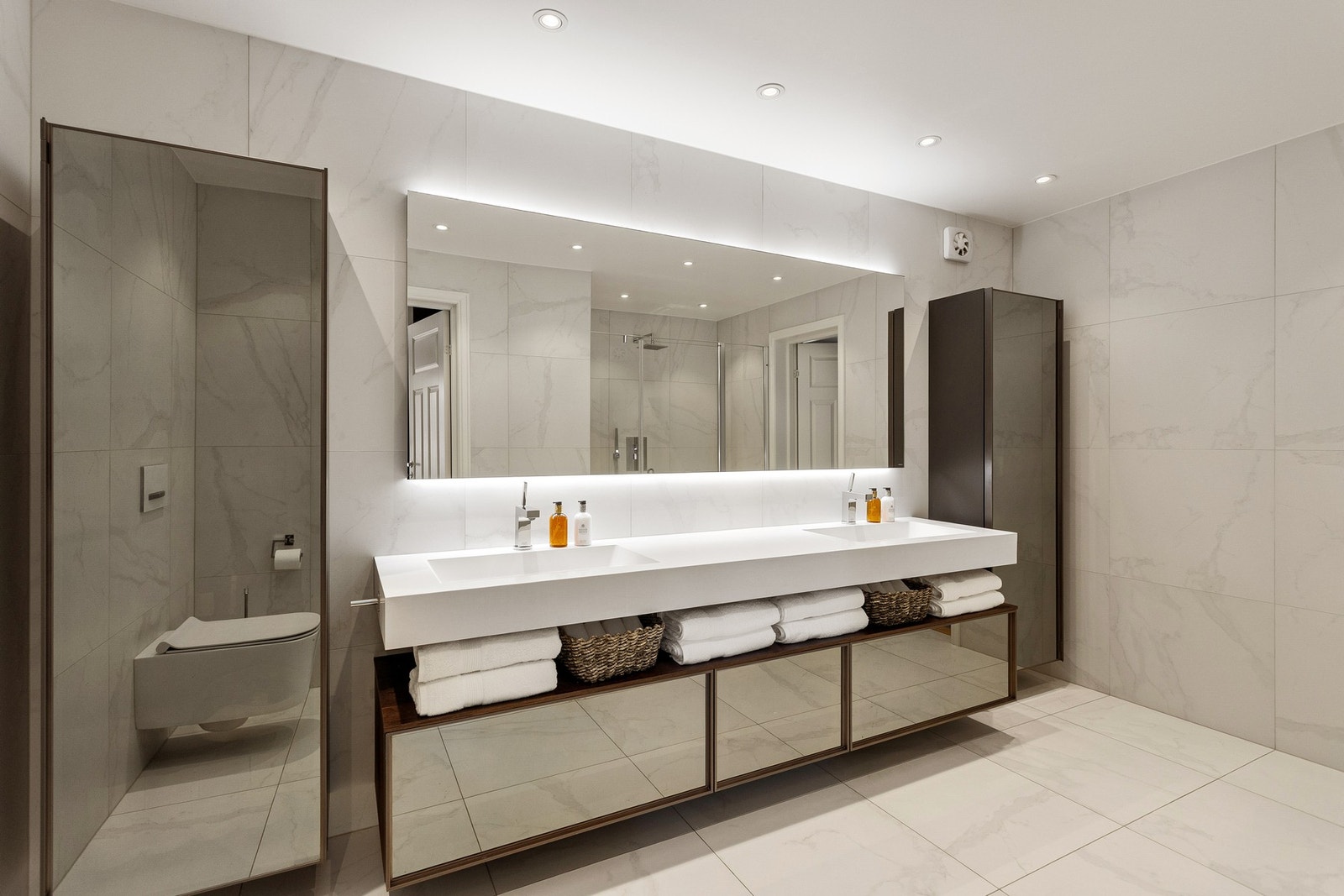 Badet i første etasje ble smakfullt oppusset i 2020 og holder en moderne standard. Galleribilde