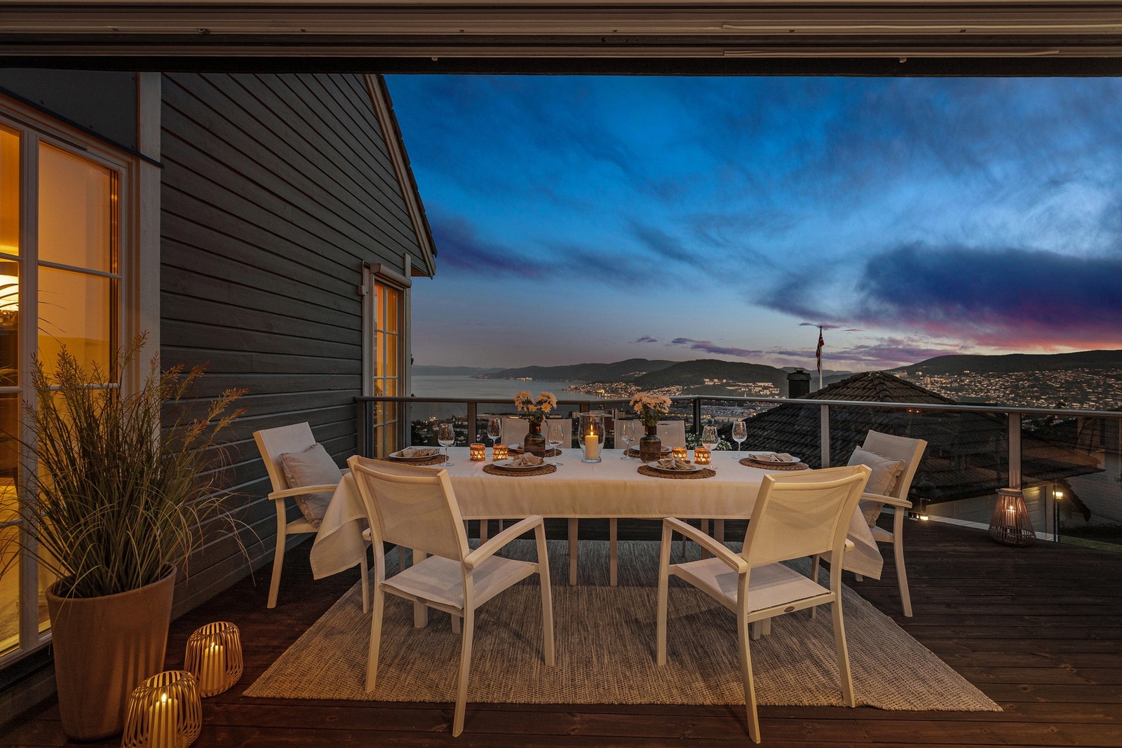 På kveldstid med bylysene tent er utsikten nærmest magisk. Galleribilde