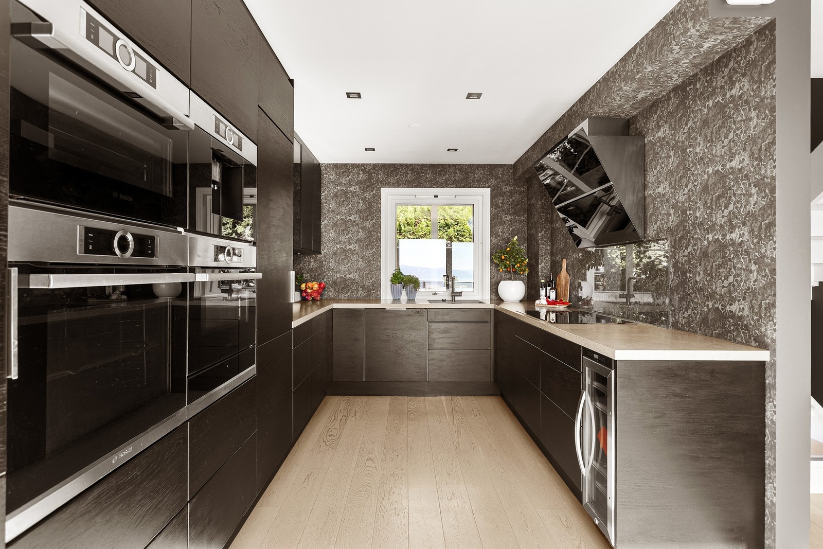 Skapene er takhøye og benkeplaten er i lys laminat med underlimt vaskekum. Galleribilde