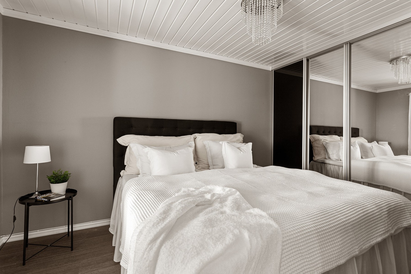 Dette soverommet har et romslig skyvedørsgarderobe med speilfronter. Galleribilde